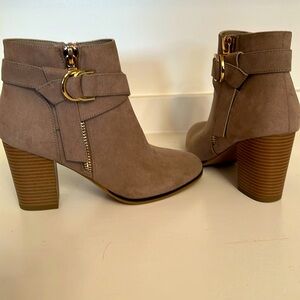 Apt 9 , Size 8. Never been worn.